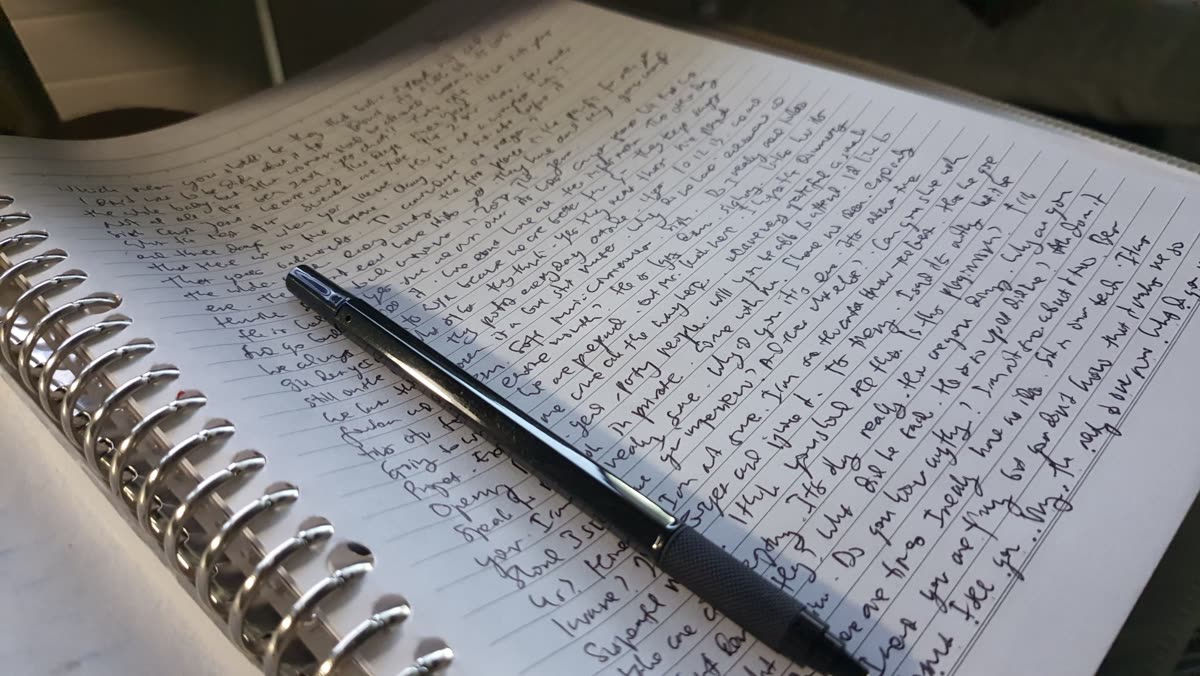 手書きのノートとペン