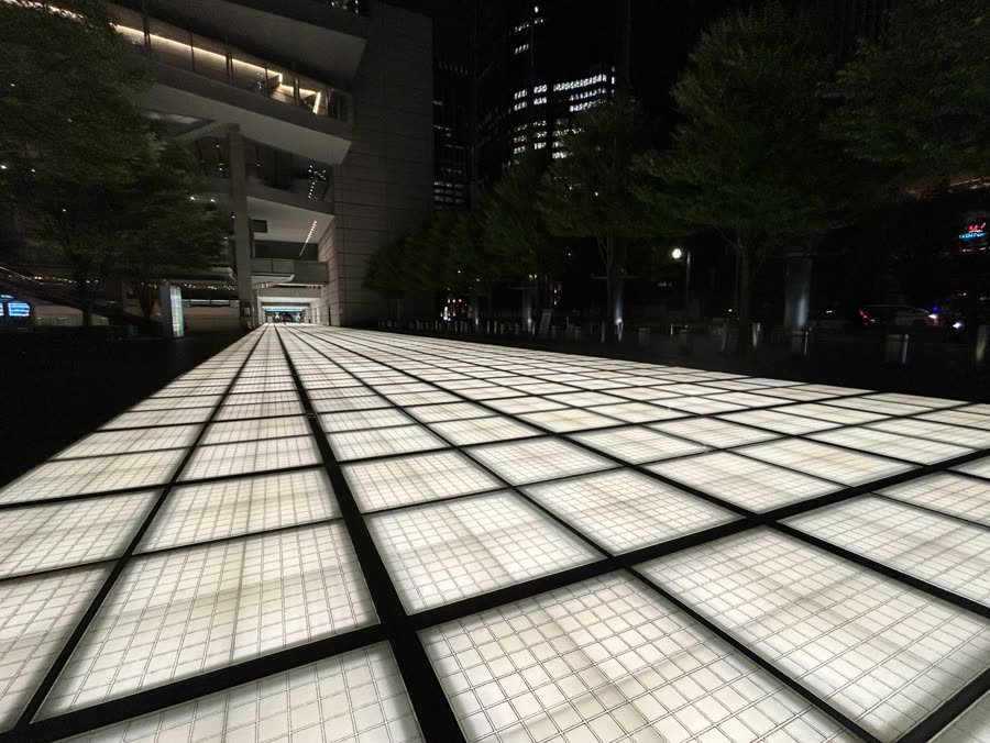 光の格子が続く夜の広場
